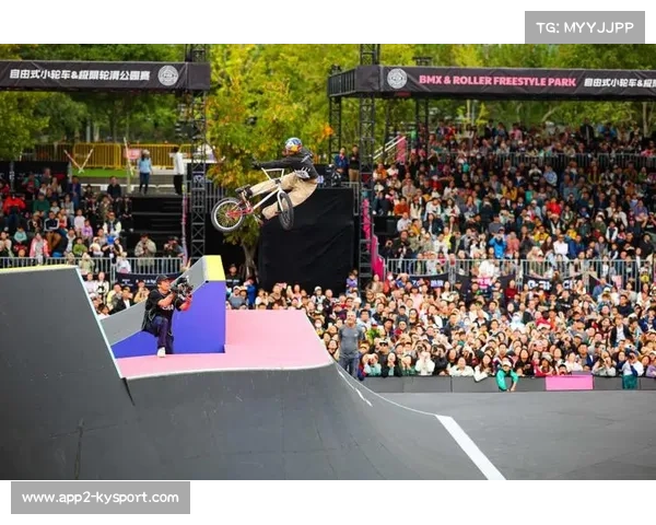CX赛观众互动区设BMX体验，家庭参与度高